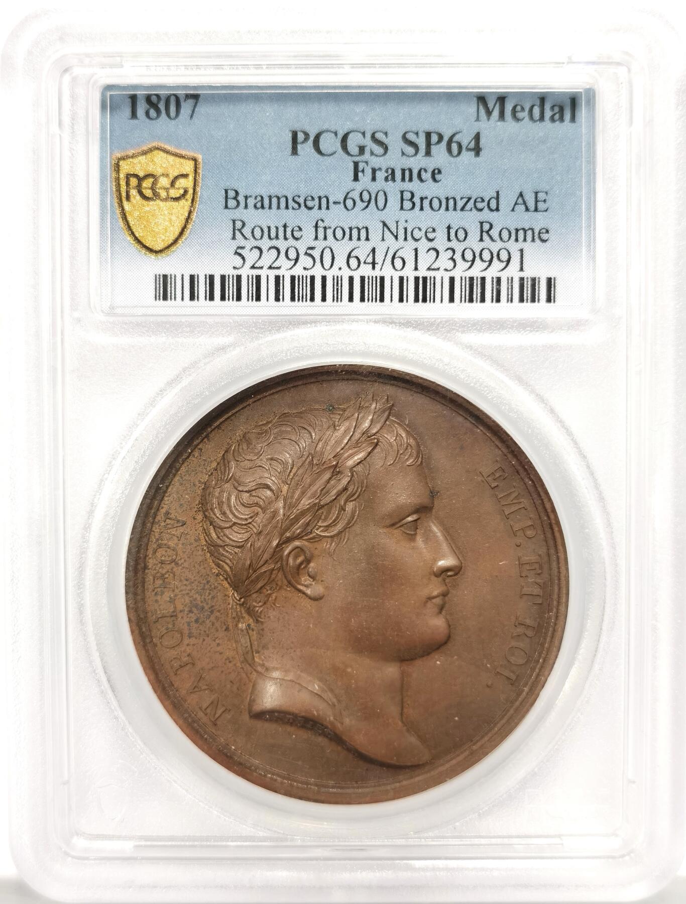 博洋堂世界钱币拍卖第158期（全场包邮） PCGS SP64 法国1807年拿破仑一世尼斯至罗马之路竣工原铸铜章 巴黎造币厂巧克力包浆 高浮雕原铸铜光 女神维比莉娅（罗马旅行女神）半倚着靠在六辐轮上，一只脚踩在岩石上，另一只脚踩在海面上，轻抬手臂，指明罗马的方向，脚下是罗马道路，背景是群山，画面唯美，条条大道通罗马的实际表现，欧洲最早的“高速公路”通车，标志着拿皇的统治从法国延伸至意大利，辐射整个欧陆。