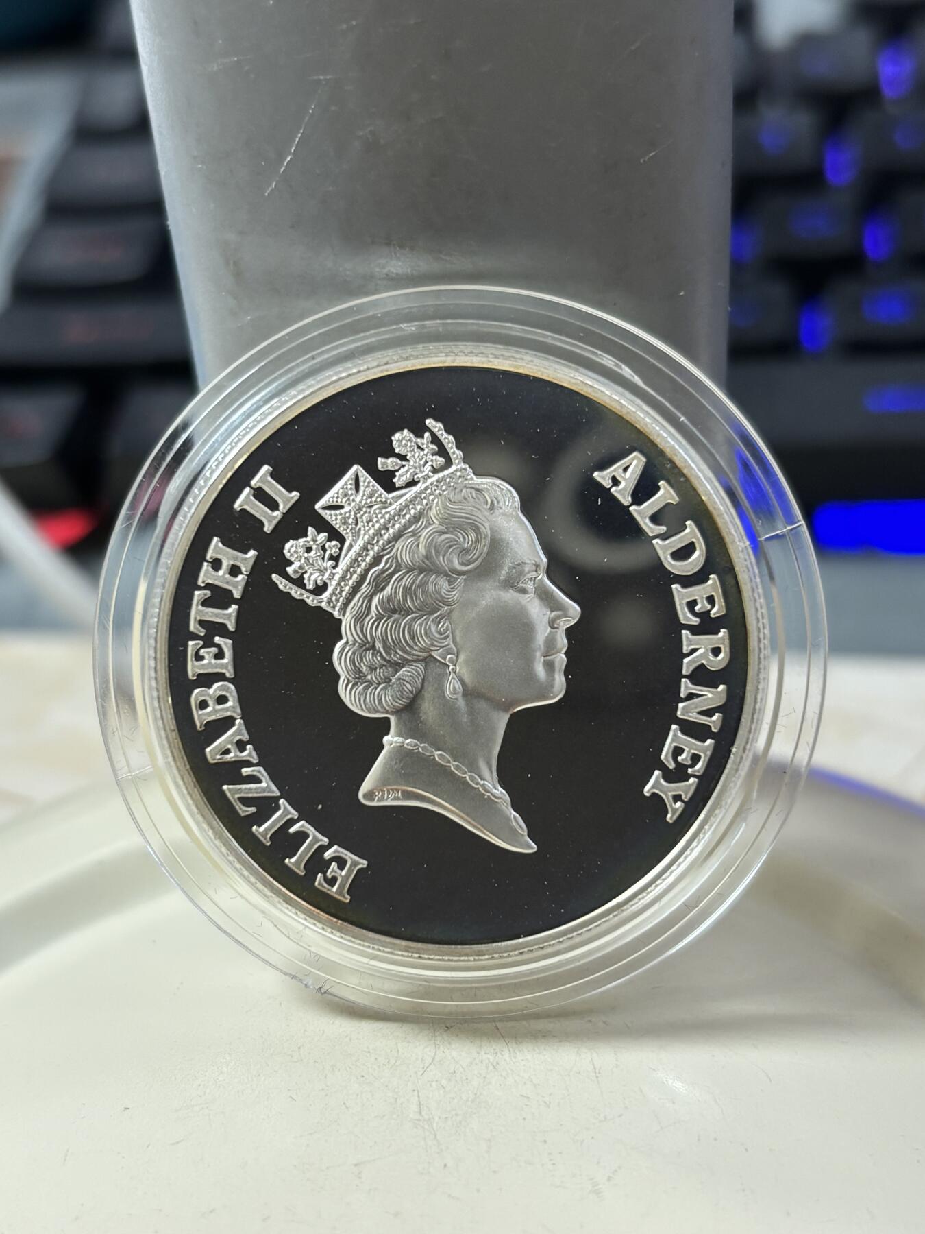 第189期拍卖 奥尔德尼1999年信天翁与太阳日出升起精制纪念银币，925银，28.28克，发行10000枚