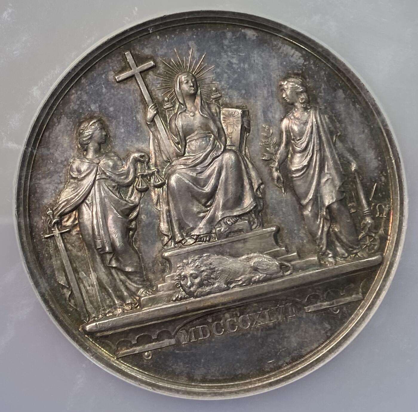 万国钱币拍卖第059期 NGC MS62 NGC MS62奥地利帝国1846年费迪南德一世大银章，纪念父亲奥皇弗朗茨一世纪念碑落成。雕刻大师Johann Roth作品，正面为弗朗茨二世，背面为象征和平与公正的女神分别站在宗教拟人化形象的左右两侧。52.2mm，重达61.27g。同款EF裸币欧拍成交价约合7000元RMB