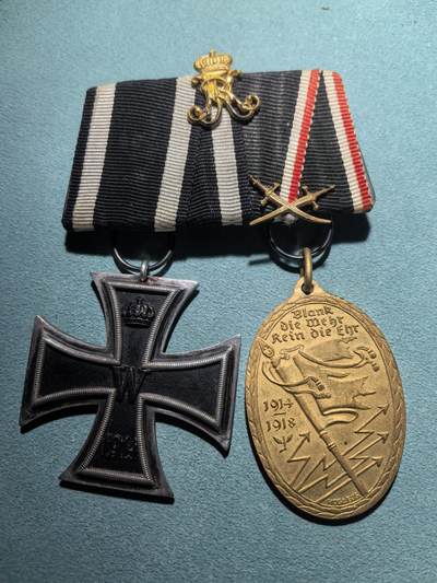 盛世勋华——号角文化勋章邮票专场拍卖第301期 - 德国（一战）两联联排挂 包括二级铁十字勋章/基夫霍伊泽纪念奖章 带少见威廉一世花体字勋饰