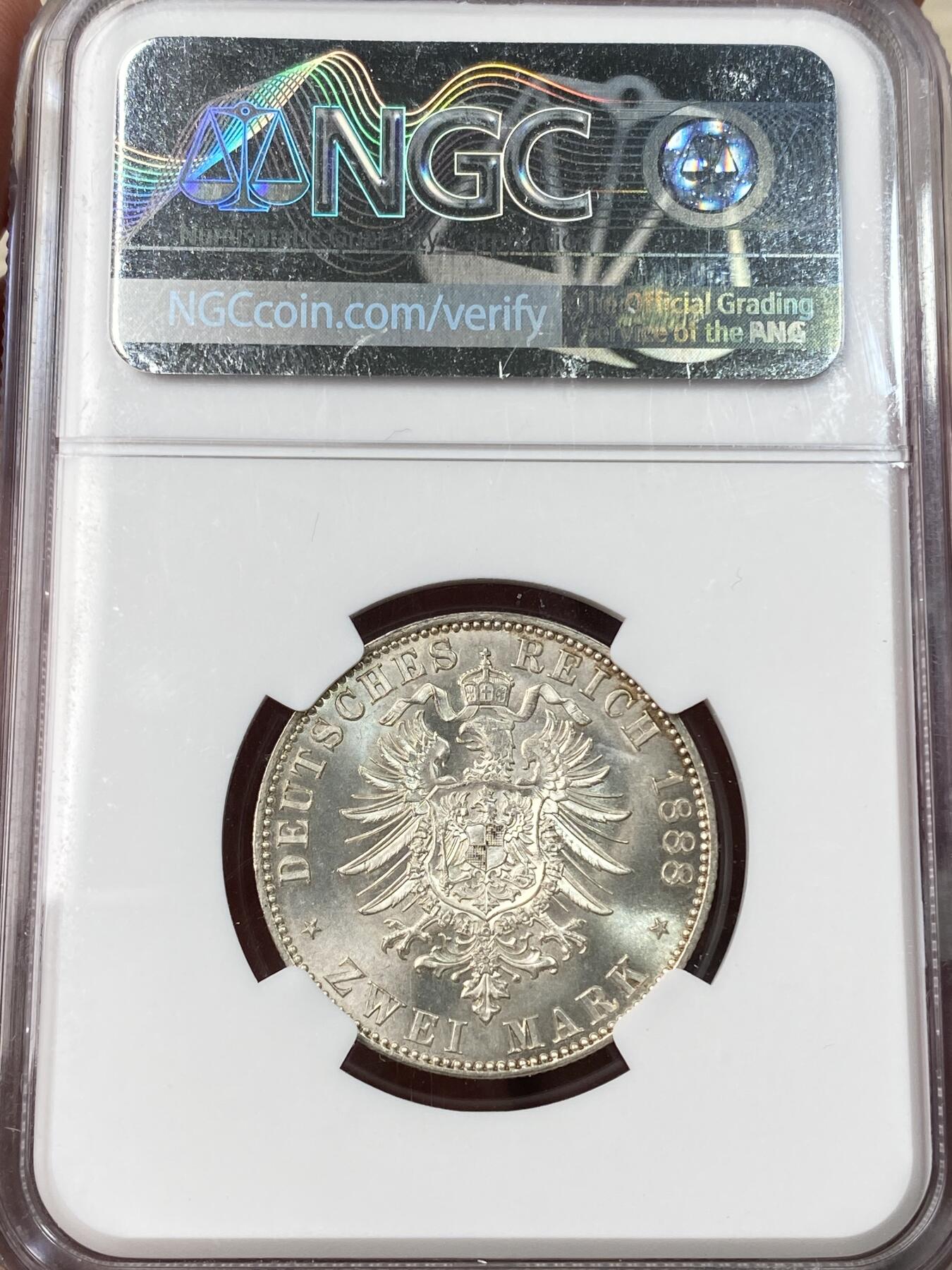 万国钱币拍卖第059期 NGC MS63 1888年德国三皇之年威廉二世短翅流通2马克 单年发行且流通充分的短翅品种 三皇系列收藏中不可或缺的一枚 黄油转光底板非常诱人