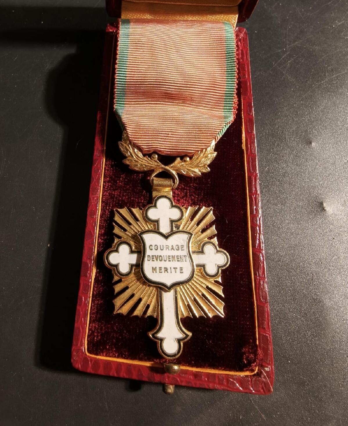 勋章杂货 法国骑士级英勇奉献功绩十字勋章     原盒      旨在鼓励和表彰在文化、艺术、文学、科学和体育领域为提升法国声望做出贡献的人士。