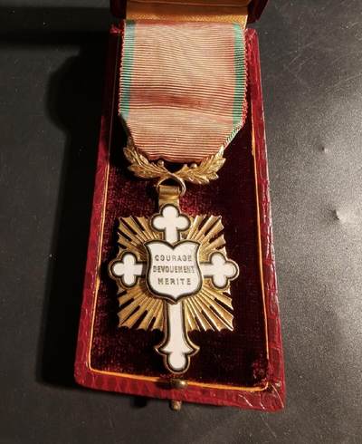 勋章杂货 - 法国骑士级英勇奉献功绩十字勋章     原盒      旨在鼓励和表彰在文化、艺术、文学、科学和体育领域为提升法国声望做出贡献的人士。