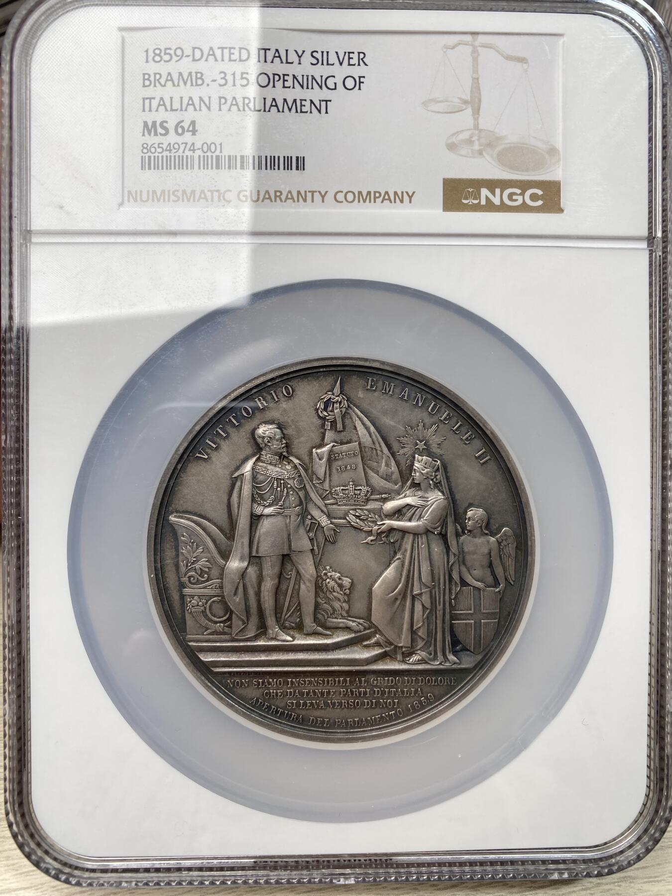 万国钱币拍卖第059期 NGC MS64 1859年意大利维托里奥·埃马努埃莱二世议会开幕纪念大银章 布拉姆巴造币厂铸 巨型72.2MM 181.44G 持盾天使代表萨伏依 意大利女神向国王献上桂冠 铭文曰“我们对意大利各地向我们呼喊的痛苦之声并非无动于衷/1859年议会开幕“  背面（意大利团结一致）/向国王的忠诚与坚定/向议会的智慧/向政府/向军队的英勇致敬/以表达敬意/信任与希望