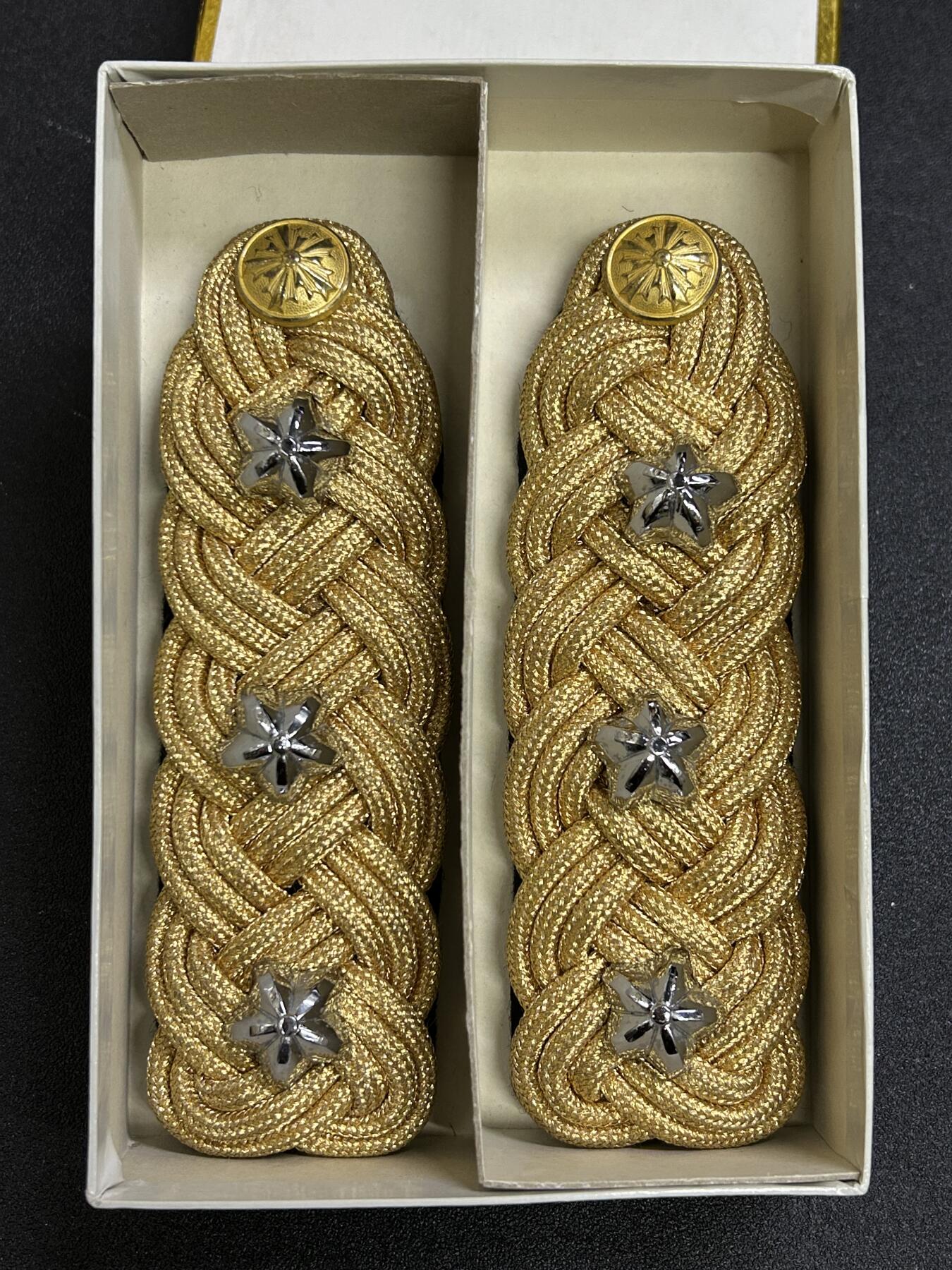 西秦中古拍卖第七十四期 日本昭和时代 日本警察警视礼服肩章 带原盒 内有详细原主人批注