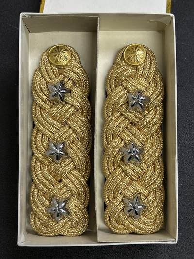 西秦中古拍卖第七十四期 - 日本昭和时代 日本警察警视礼服肩章 带原盒 内有详细原主人批注