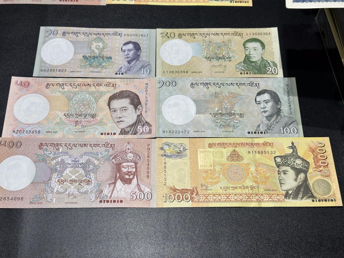 《外钞收藏家》第六百零四期（精品场）（本平台长期征集拍品、欢迎藏友们联系合作） 不丹10-1000面额 六张一起 全新UNC 尾132