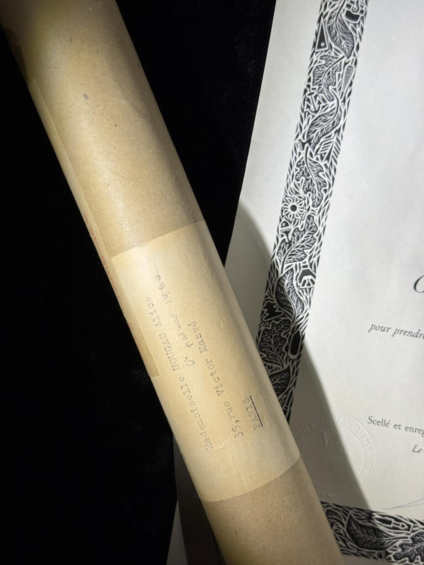 戎马世界章牌大赏第110期 法国大军官级国家功绩勋章证书，非常少见（指挥官级往上就发的很少了），授予法国海军专员，有得主履历，得主1939年晋升为首席专员，曾在远东的“雷居勒斯号”巡洋舰服役，随后登上“恩特卡斯特奥号”驱逐舰与“巴黎号”战列舰，在“圣女贞德号”巡洋舰度过两年时光后，他曾短暂负责学员晋升考核