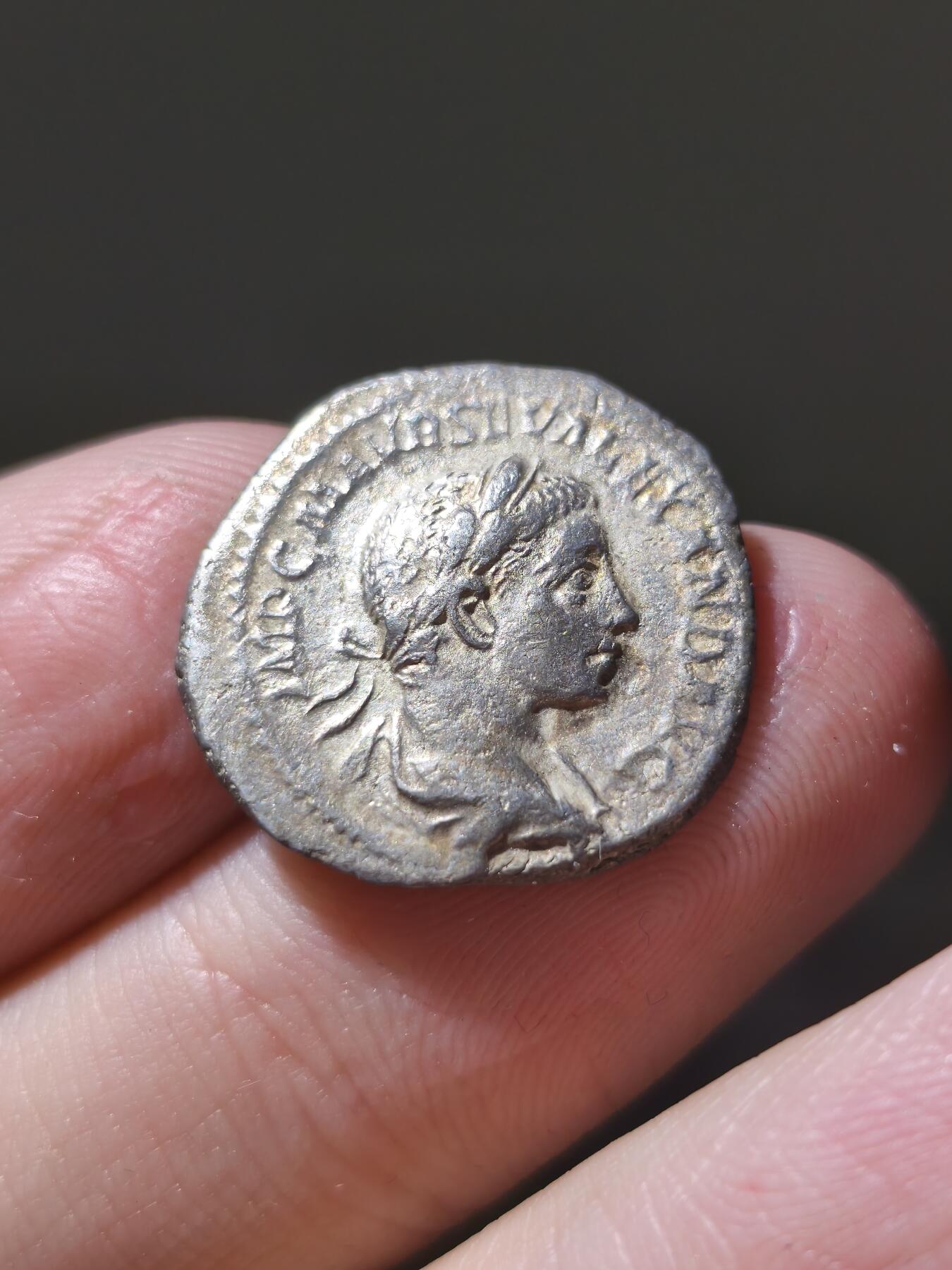 星盘世界钱币一月三十一日古典币专场 罗马帝国 公元222–235年 塞维鲁·亚历山大 第纳尔银币，由罗马厂于公元223年第三次发行期间打制。