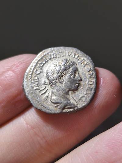 星盘世界钱币一月三十一日古典币专场 - 罗马帝国 公元222–235年 塞维鲁·亚历山大 第纳尔银币，由罗马厂于公元223年第三次发行期间打制。