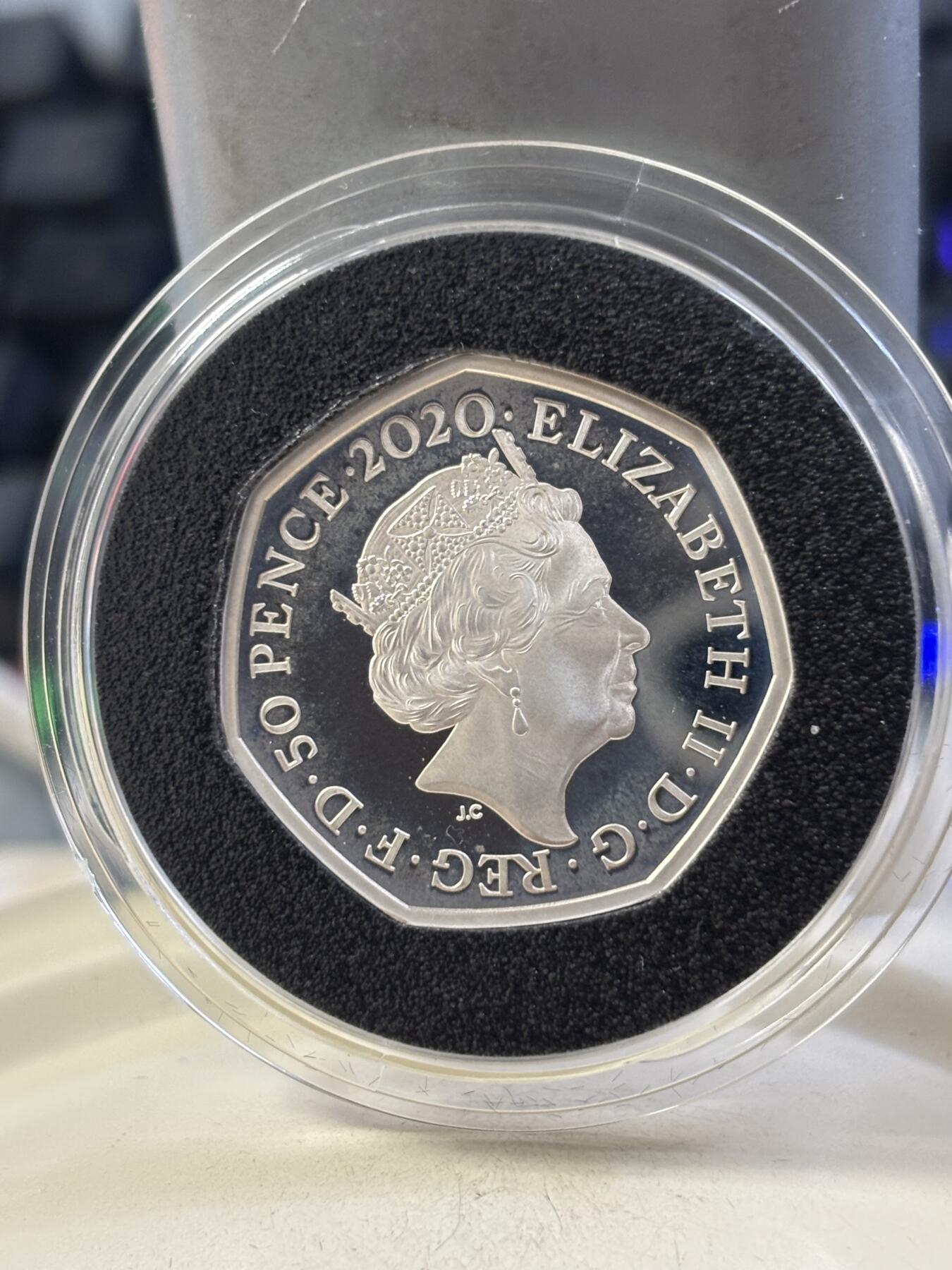 第189期拍卖 英国2020年自然博物馆恐龙系列斑龙精制纪念银币，925银，8克，发行3000枚。有氧化