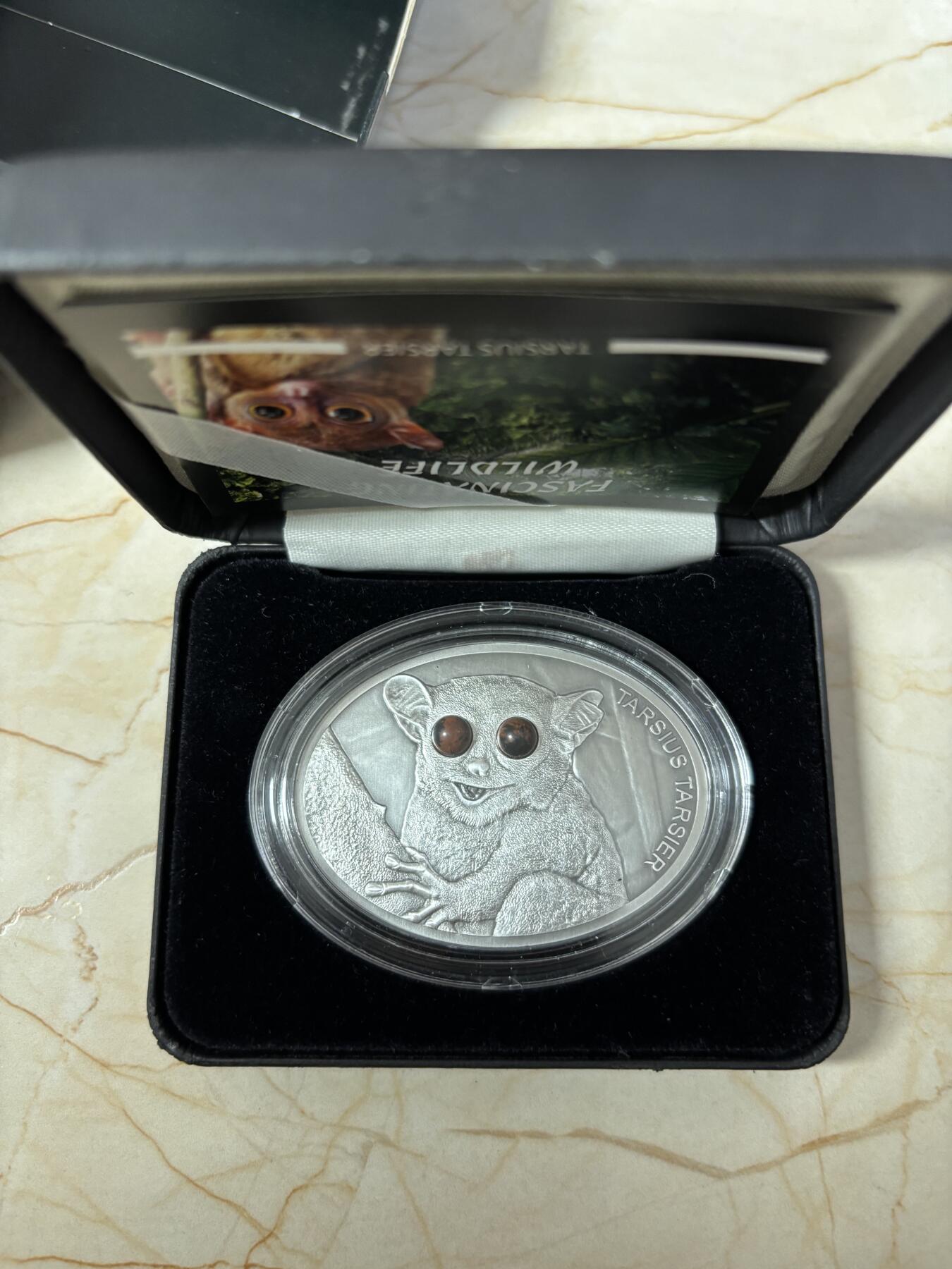 第189期拍卖 斐济2013年野生动物系列眼镜猴镶嵌银币，999银，发行999枚