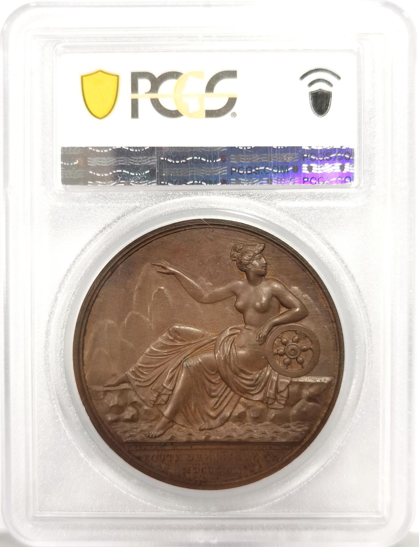 博洋堂世界钱币拍卖第158期（全场包邮） PCGS SP64 法国1807年拿破仑一世尼斯至罗马之路竣工原铸铜章 巴黎造币厂巧克力包浆 高浮雕原铸铜光 女神维比莉娅（罗马旅行女神）半倚着靠在六辐轮上，一只脚踩在岩石上，另一只脚踩在海面上，轻抬手臂，指明罗马的方向，脚下是罗马道路，背景是群山，画面唯美，条条大道通罗马的实际表现，欧洲最早的“高速公路”通车，标志着拿皇的统治从法国延伸至意大利，辐射整个欧陆。