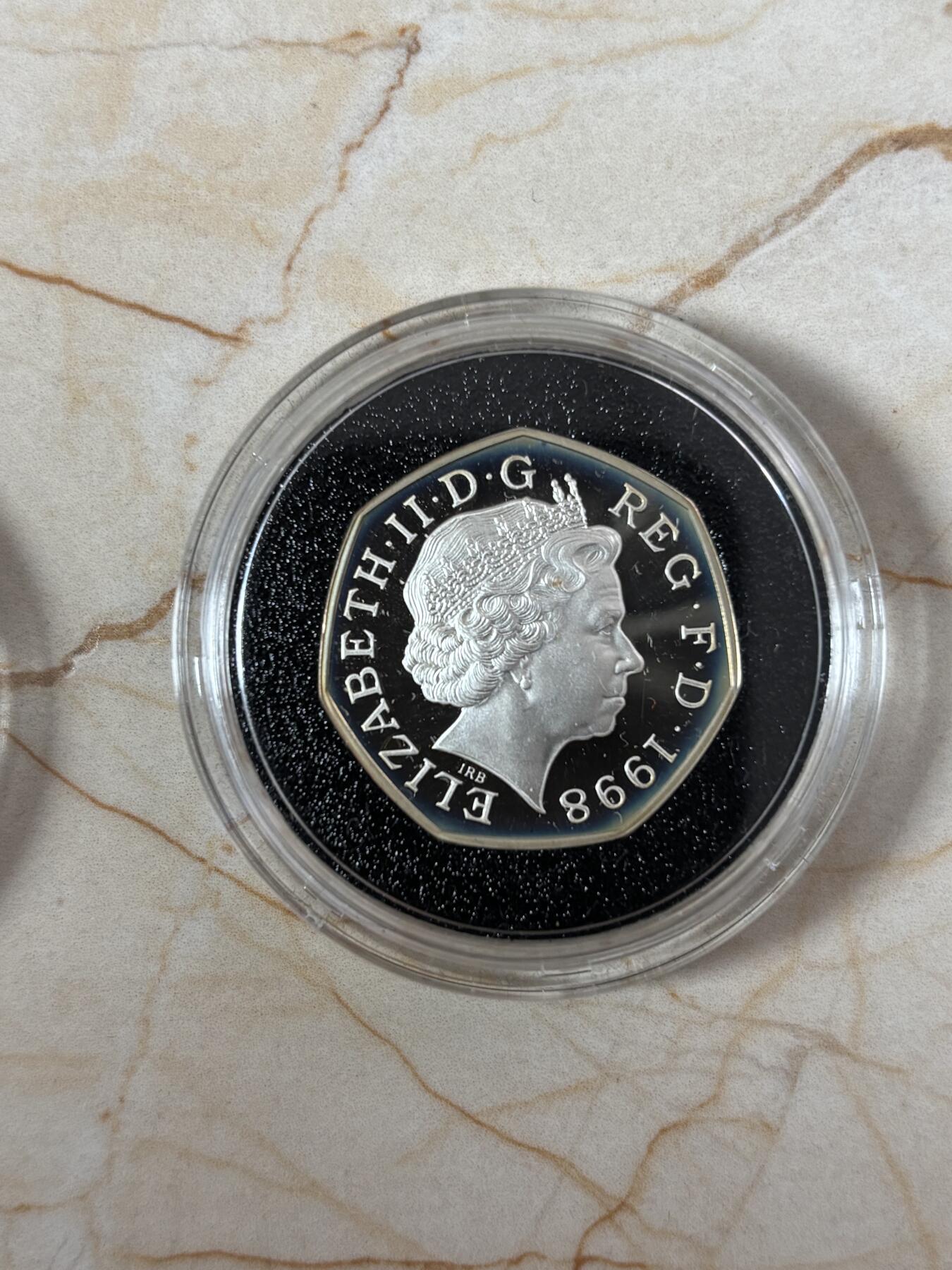 第189期拍卖 英国1998年欧共体和国家医疗50便士加厚银币一对，925银，16克*2，发行10000枚，有氧化