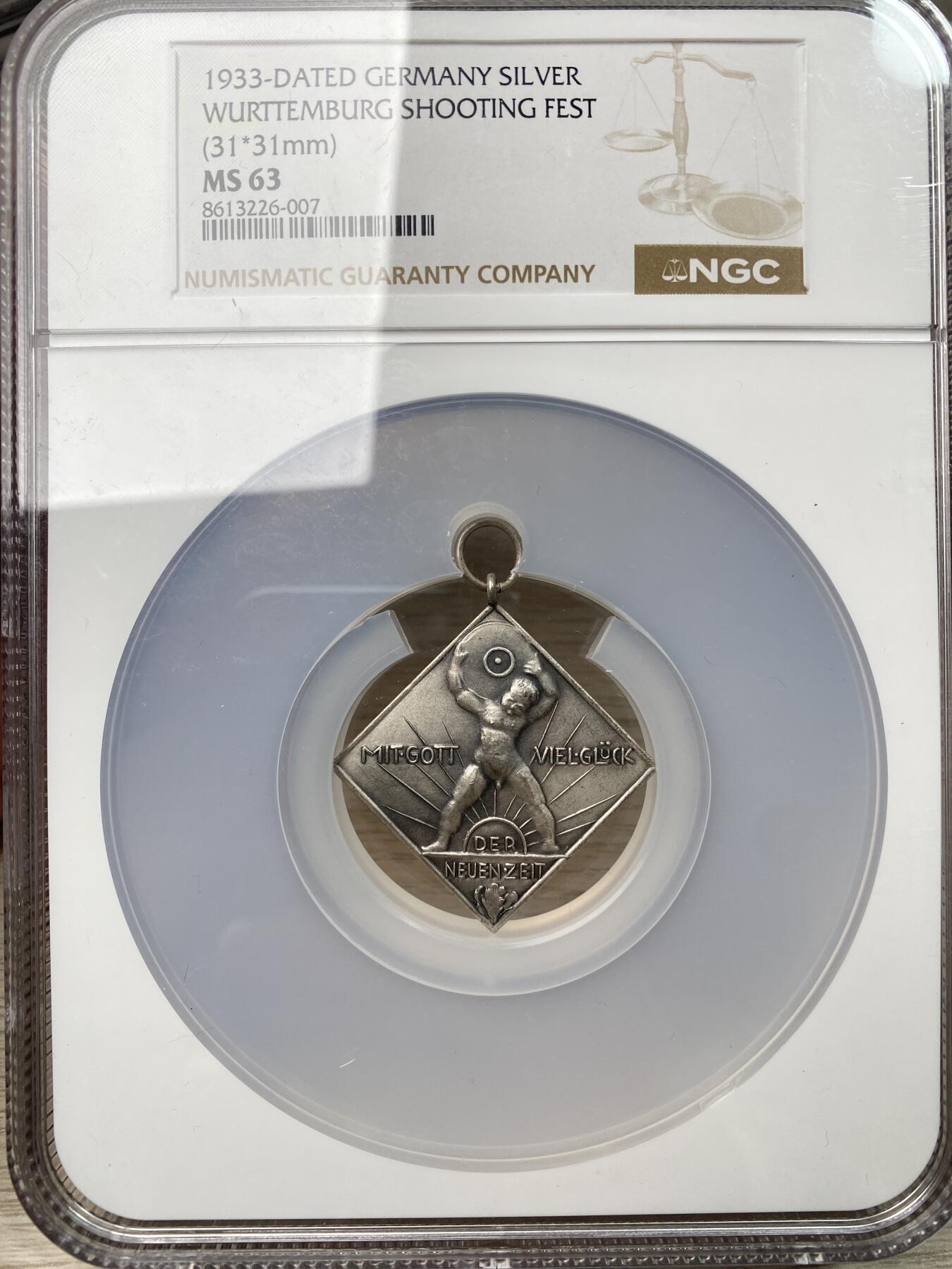 万国钱币拍卖第059期 NGC MS63 1933年德国民族社会主义工人党时期符腾堡射击节方形大银章 罕见的三帝国时期的KLIPPE 极简的帝国风格与力量线条非常具有特色 城市景观的线条感与透视感绝佳 31X31MM