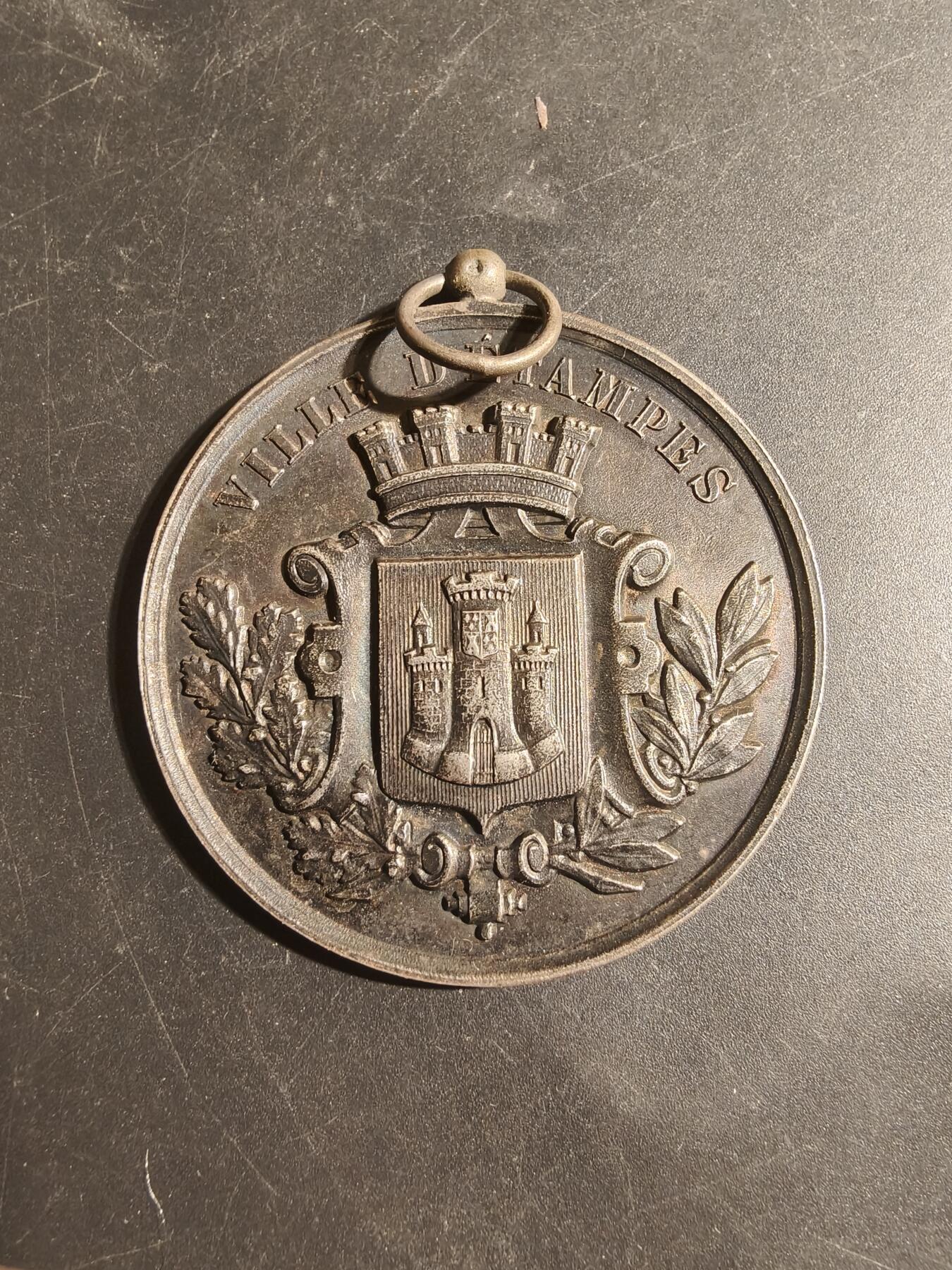 老王徽章第179期 法国1885年埃唐普市大型音乐竞赛银奖章    野猪头银标   直径57mm    重量57.3g      带盒子