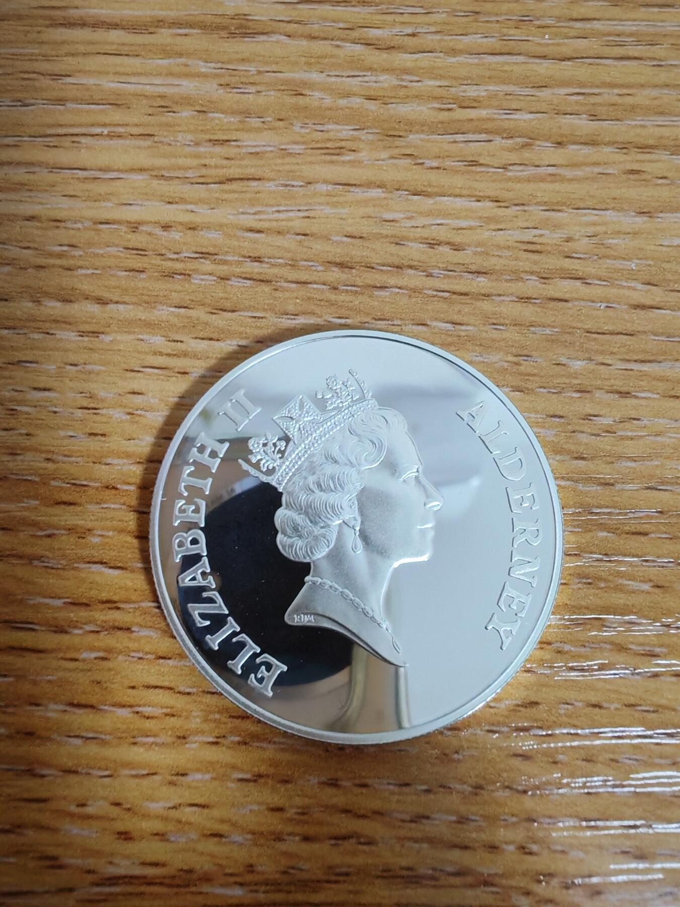 长老汇蛇年精选第九十五场拍卖 2000奥尔德尼千禧年5镑精制银币，28.3克925银，2万枚