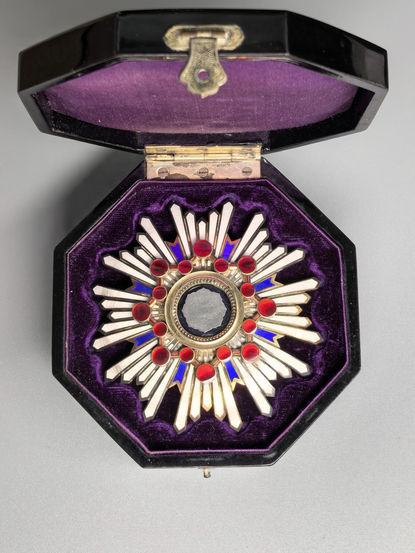 小驴勋章奖章收藏1月24日周六晚六点拍卖（珍爱和平，收藏战争，铭记历史，勿忘国耻，忠党爱国。有偿代拍，送拍规则在简介最后，参拍须阅读规则后再参拍，关系到运费包装发货时效真假辨别等关键信息，拍卖时不再发原图，看大图店主微信码在拍卖店铺介绍里）