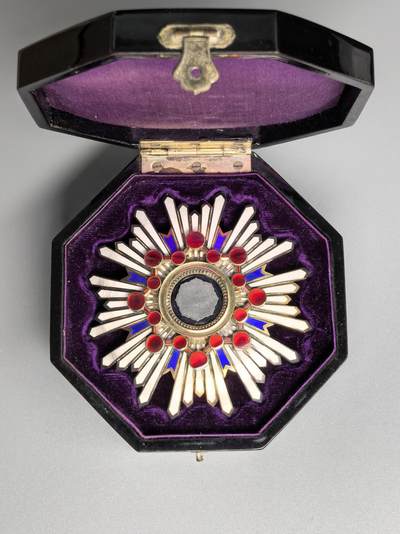 小驴勋章奖章收藏1月24日周六晚六点拍卖（珍爱和平，收藏战争，铭记历史，勿忘国耻，忠党爱国。有偿代拍，送拍规则在简介最后，参拍须阅读规则后再参拍，关系到运费包装发货时效真假辨别等关键信息，拍卖时不再发原图，看大图店主微信码在拍卖店铺介绍里） - 勋二等瑞宝章，明治样式章体，带八角大漆原盒，银质镀金七宝烧，白色七宝烧有些许应力黑裂纹，红色七宝烧有佩戴痕迹，少见