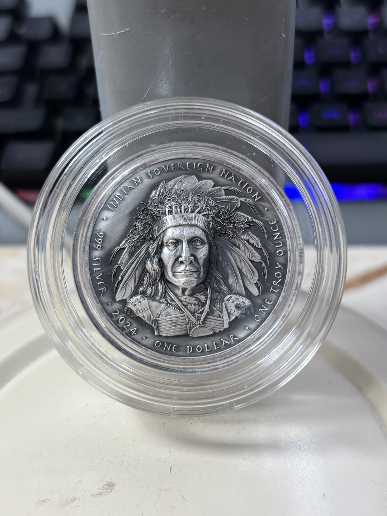 第189期拍卖 美国2024年印第安红云酋长双面高浮雕仿古版银币，1盎司，发行5000枚，有氧化
