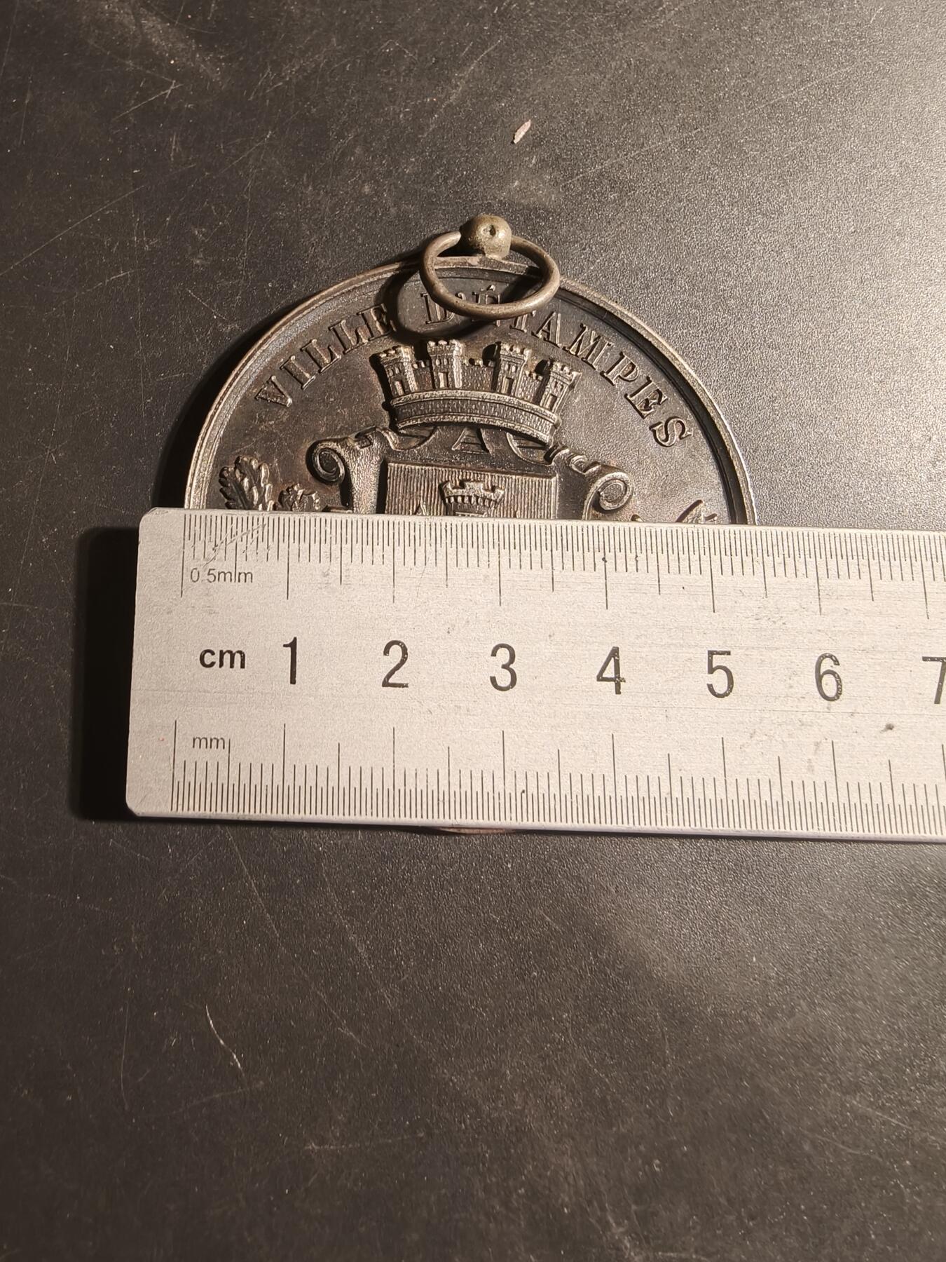 老王徽章第179期 法国1885年埃唐普市大型音乐竞赛银奖章    野猪头银标   直径57mm    重量57.3g      带盒子