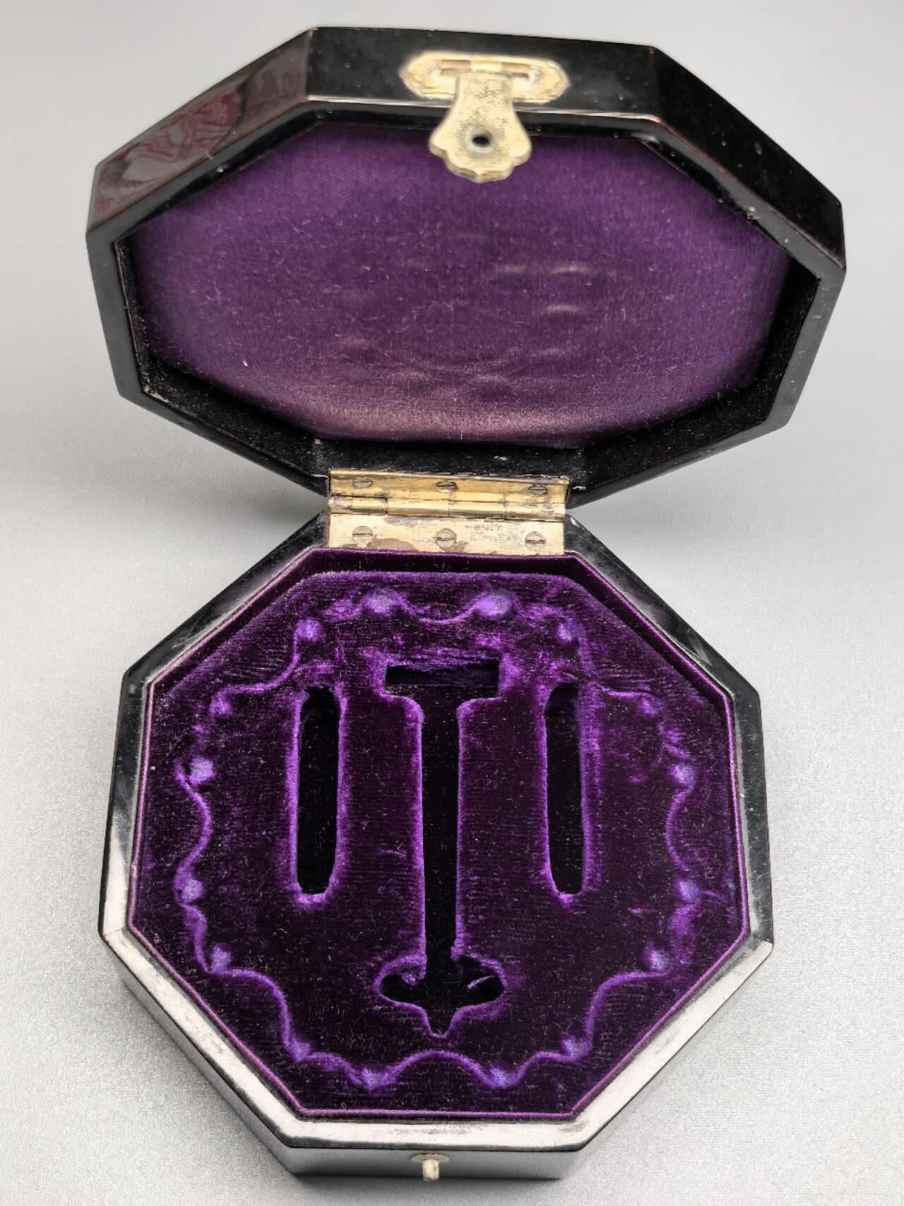 小驴勋章奖章收藏1月24日周六晚六点拍卖（珍爱和平，收藏战争，铭记历史，勿忘国耻，忠党爱国。有偿代拍，送拍规则在简介最后，参拍须阅读规则后再参拍，关系到运费包装发货时效真假辨别等关键信息，拍卖时不再发原图，看大图店主微信码在拍卖店铺介绍里）