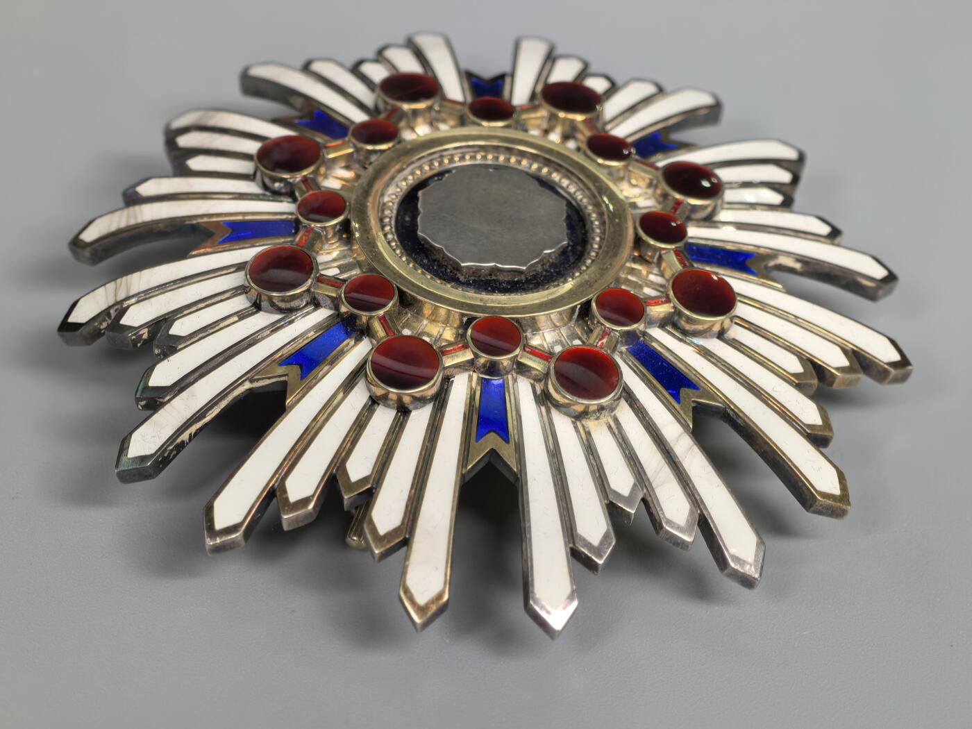 小驴勋章奖章收藏1月24日周六晚六点拍卖（珍爱和平，收藏战争，铭记历史，勿忘国耻，忠党爱国。有偿代拍，送拍规则在简介最后，参拍须阅读规则后再参拍，关系到运费包装发货时效真假辨别等关键信息，拍卖时不再发原图，看大图店主微信码在拍卖店铺介绍里）