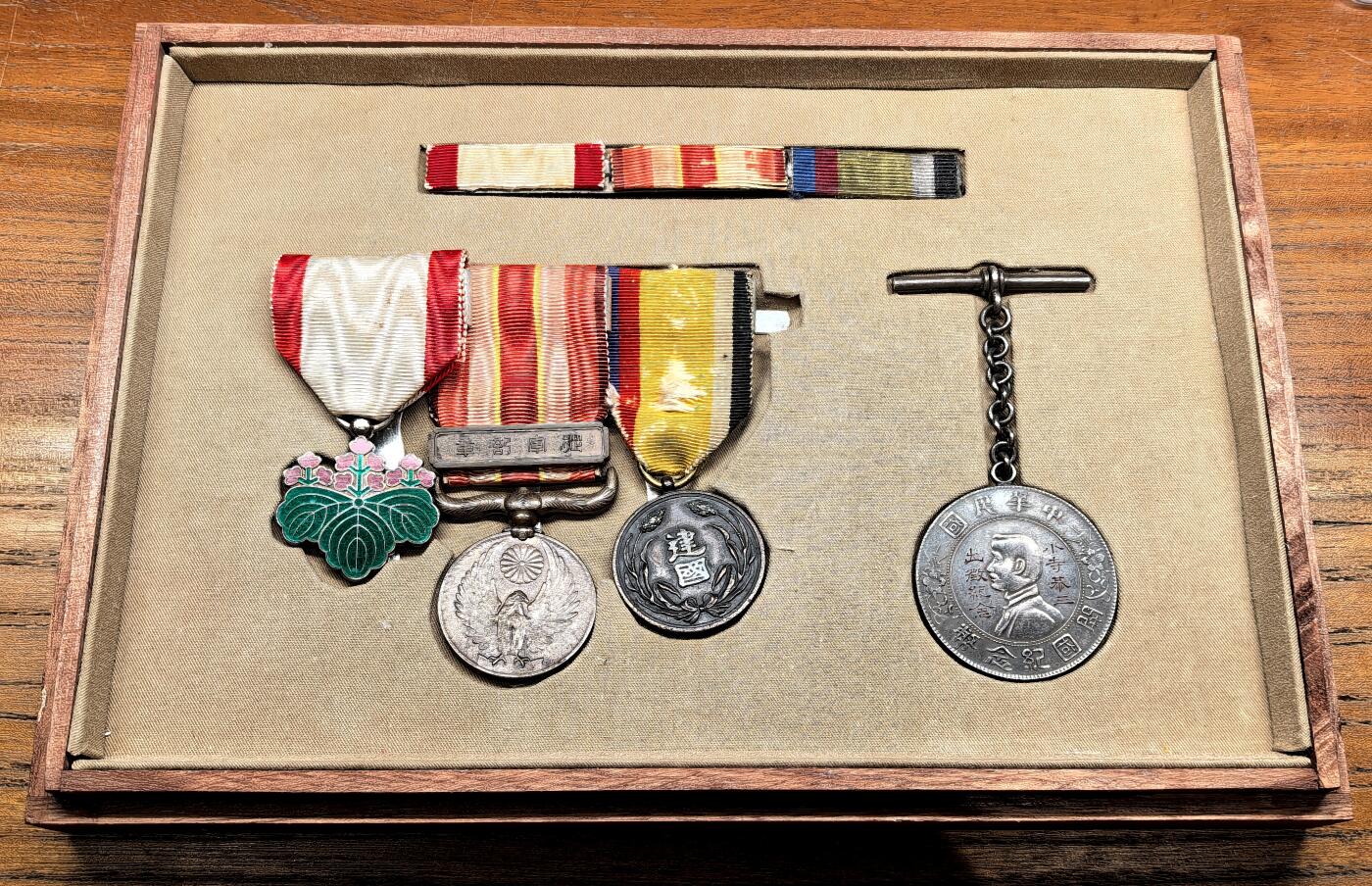 凡希社世界钱币微拍第三百十九期 勿忘历史：侵华日军小寺恭三个人物品一组，勋略勋章纪念章奖章债券等。