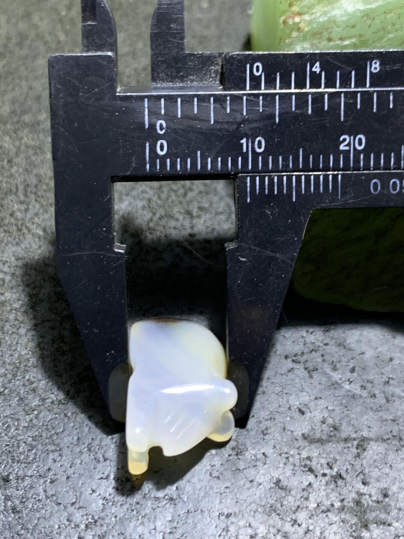 精美海洋玉髓手工雕刻灵鼠吊坠一颗