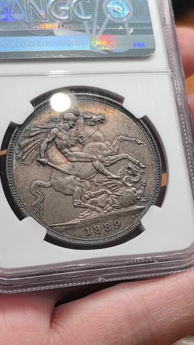 凡希社世界钱币微拍第三百十九期 荐！1889英国老维高冠马剑NGC-MS63，分数不算顶级但包浆绝对千里挑一，实物上手惊艳，请参考视频。