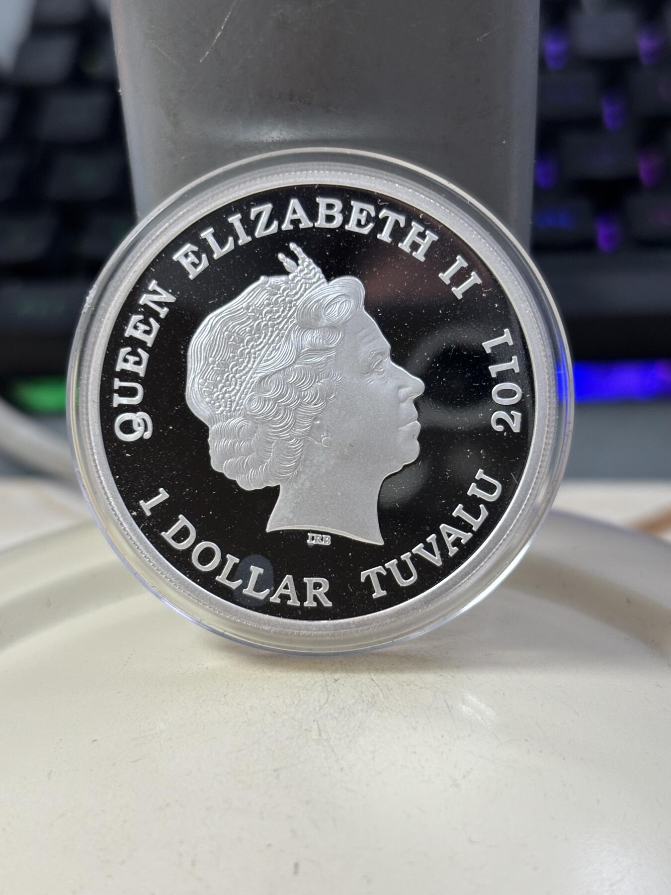 第189期拍卖 图瓦卢2011年野生动物保护2大猩猩1盎司彩色银币，999银，发行5000枚，有白斑