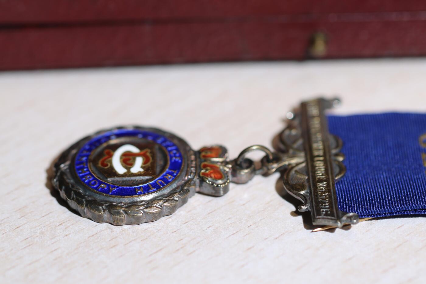 大猫徽章拍卖 第287期 英国共济会1937年银质奖章，原盒装，33克，925银镶珐琅，一位英国爵士背面可查