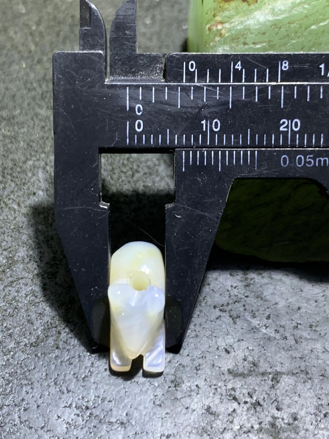 精美海洋玉髓手工雕刻灵鼠吊坠一颗