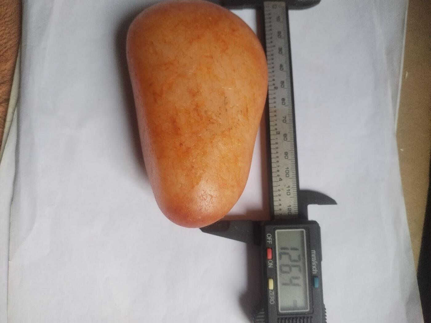 综合 和田玉原石 900克左右。