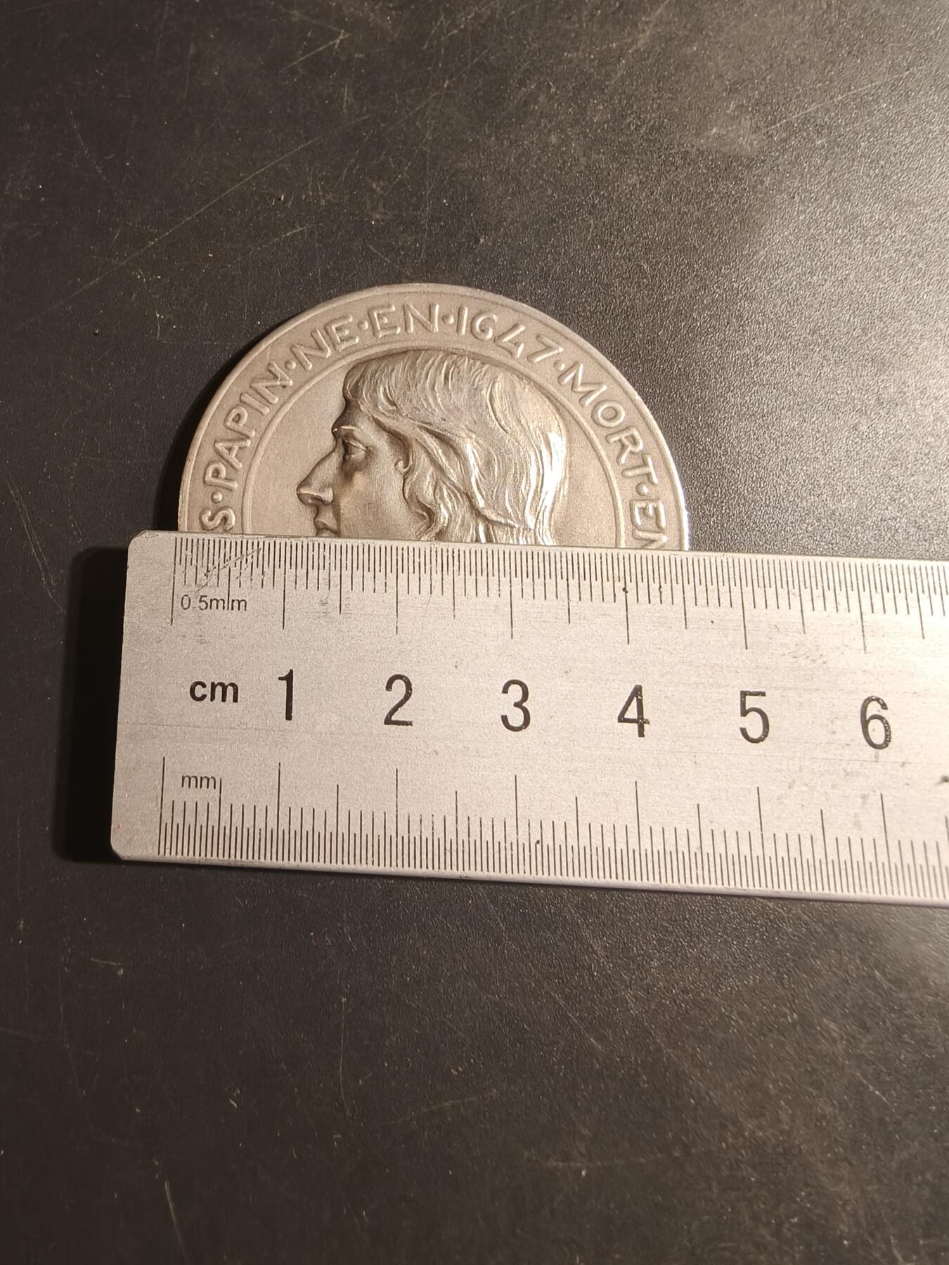 老王徽章第179期 法国机械师、锅炉工和铸造工工会大银章    950银     直径46mm    重量46.5g