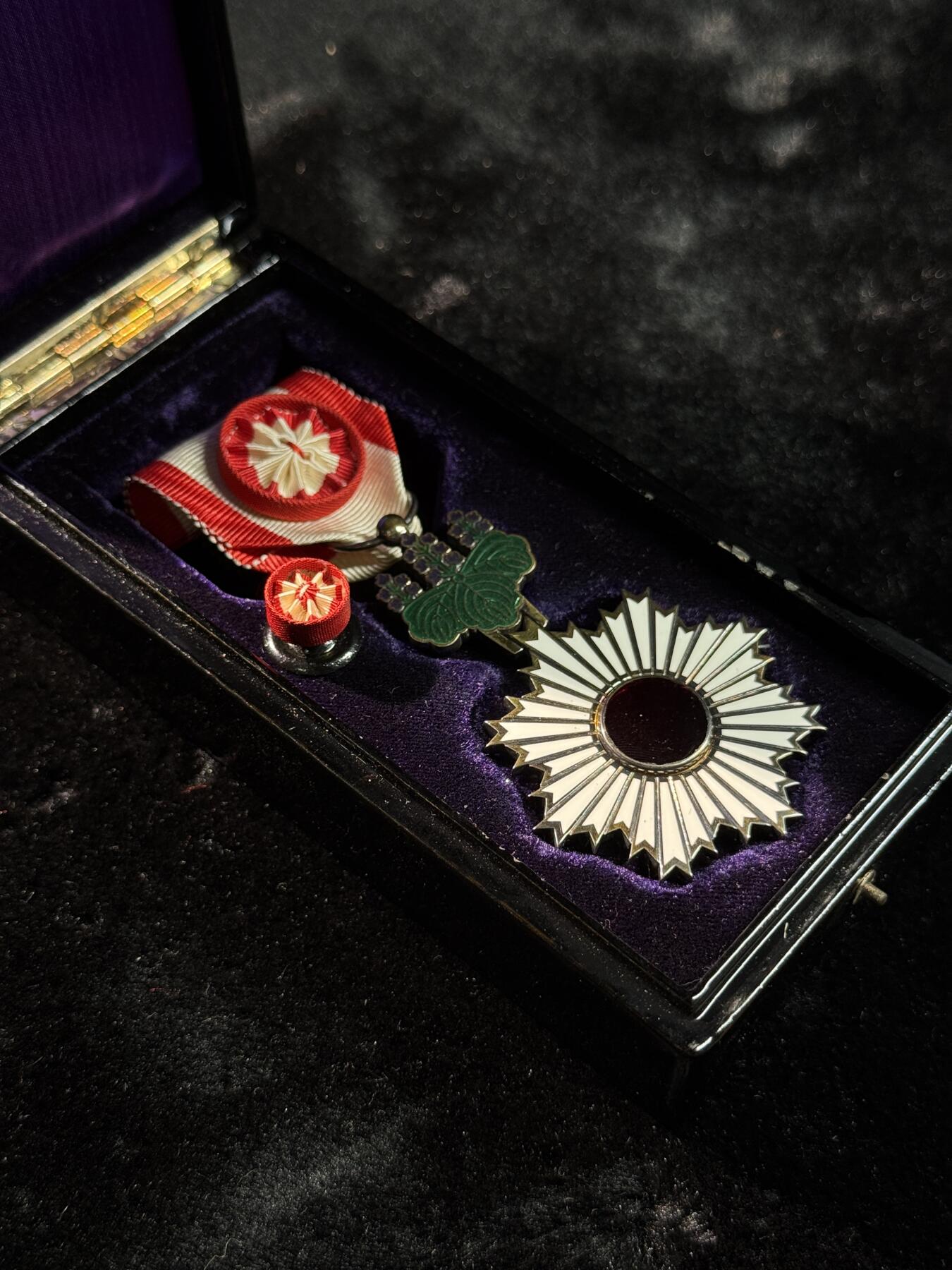 戎马世界章牌大赏第110期 日本勋四等旭日章，银制，盒子轻微瑕疵