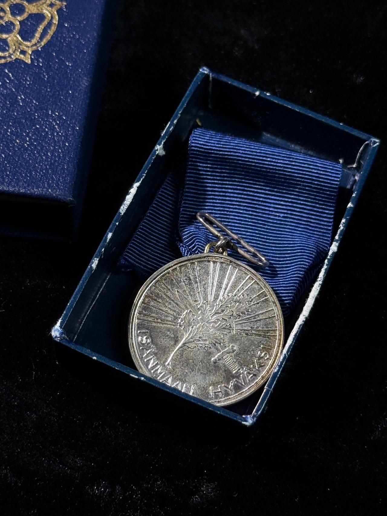 戎马世界章牌大赏第110期 芬兰金十字白玫瑰奖章，银制，带盒，14g左右