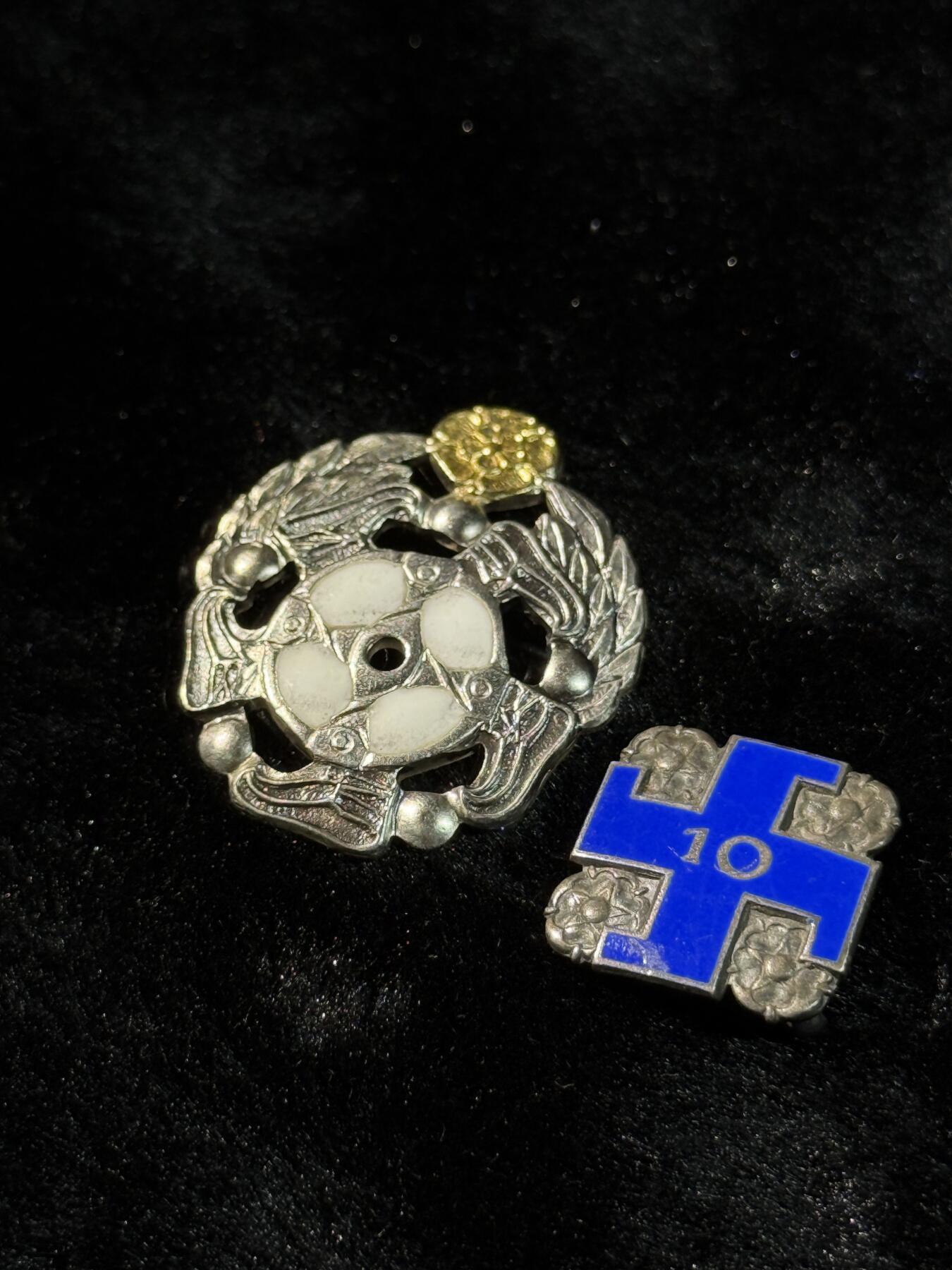 戎马世界章牌大赏第110期 左：芬兰 体育联盟银级功勋奖章 授予15年长期服务且表现出色  6克 右： 芬兰 洛塔斯瓦德（妇女志愿国防组织）10周年服务证章 银制珐琅带号