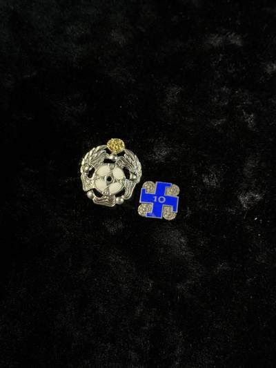 戎马世界章牌大赏第110期 - 左：芬兰 体育联盟银级功勋奖章 授予15年长期服务且表现出色  6克 右： 芬兰 洛塔斯瓦德（妇女志愿国防组织）10周年服务证章 银制珐琅带号