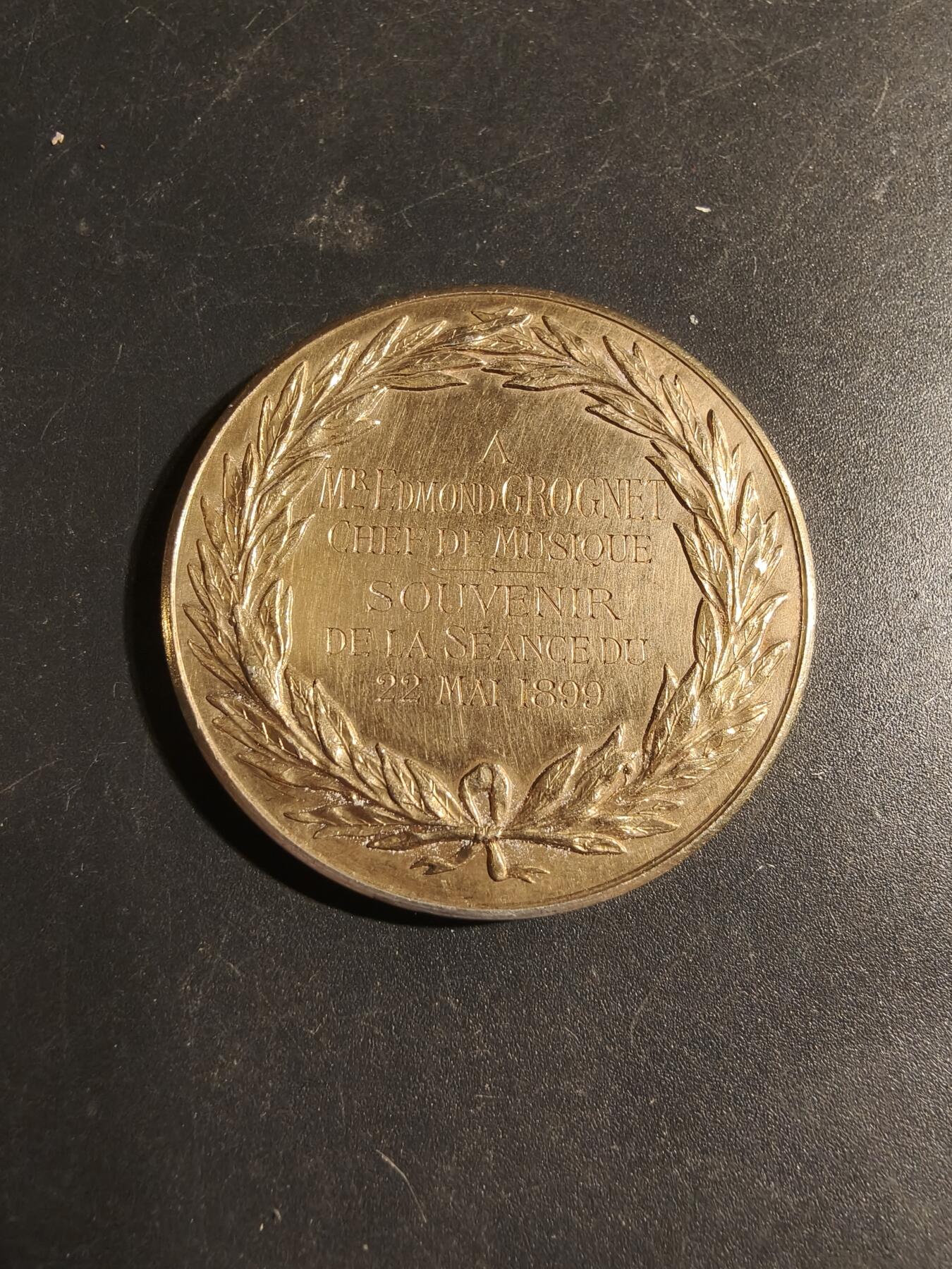 老王徽章第179期 法国巴黎动物保护协会镀金大银章    950银镀金    1899年实授    直径41mm    重量31.9g