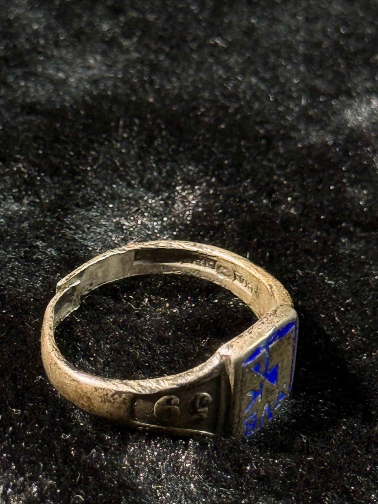 戎马世界章牌大赏第110期 芬兰 学校毕业戒指 银制珐琅带标 内侧带铭文，珐琅有磕碰