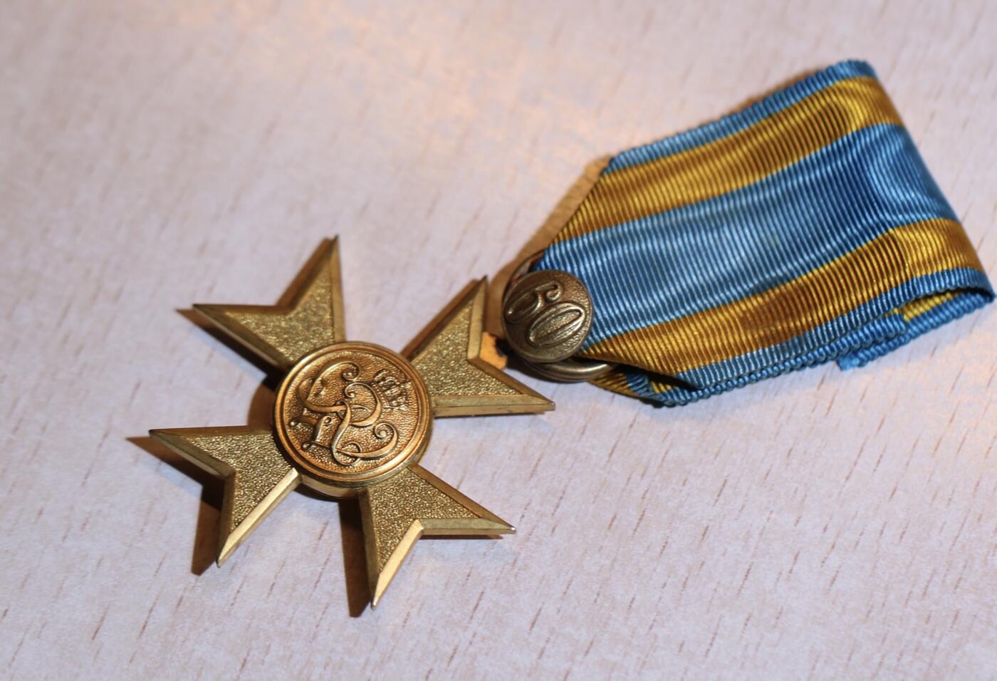 大猫徽章拍卖 第287期 普鲁士金级军事功绩十字勋章。一战版铜镀金版本，多部分结构，挂环上有后焊的“60周年”纪念勋饰，系于绶带上。品相：I-II