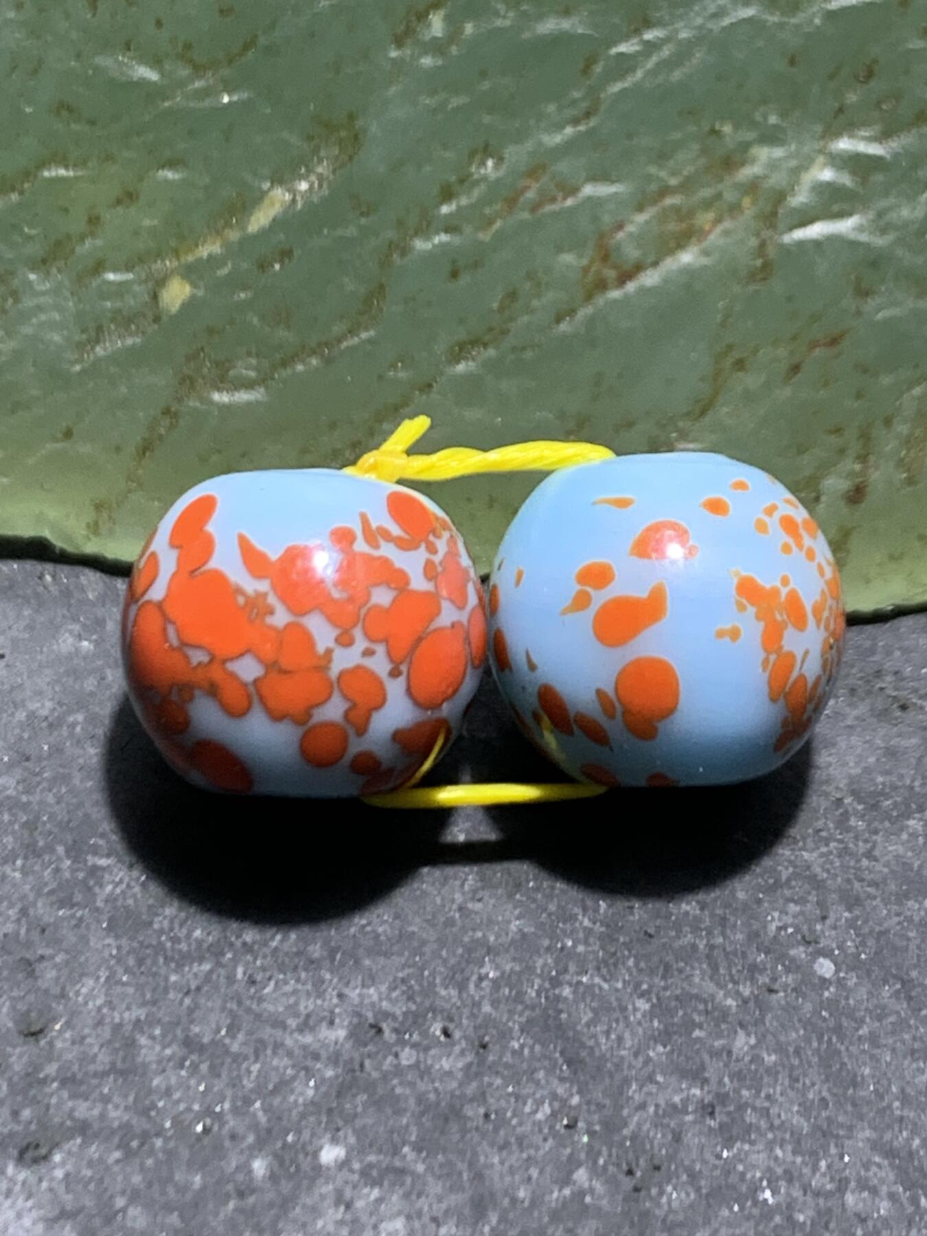 建国前后库存天蓝色蘸花工艺琉璃苹果珠一对，