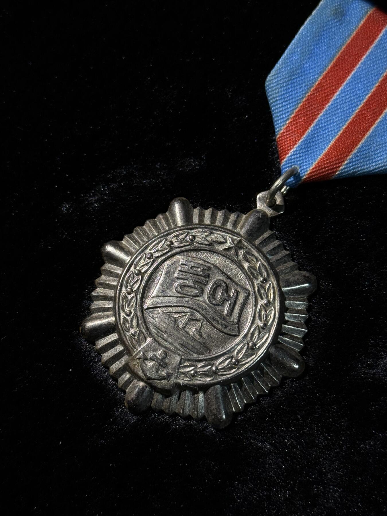 戎马世界章牌大赏第110期 朝鲜二级水产荣誉勋章，上挂后配