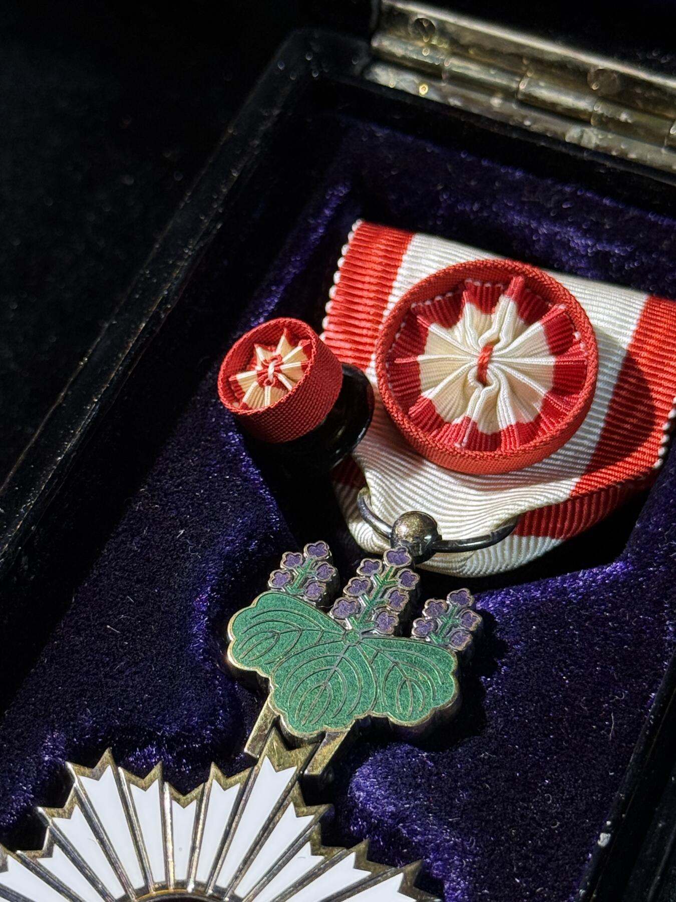 戎马世界章牌大赏第110期 日本勋四等旭日章，银制，盒子轻微瑕疵