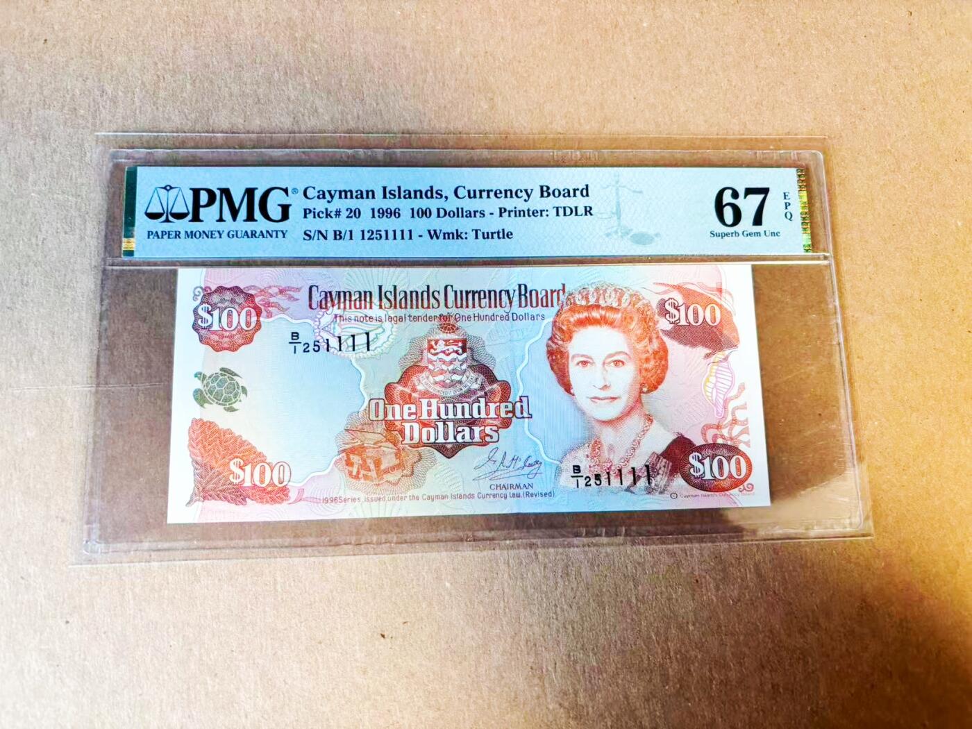 【Blue Auction】世界纸币精拍第779期——18级TOP拍卖/信誉/品质/专业/高效💫 【亚军分 首发冠 狮子号 错标】开曼1996年100元 花冠女王 背面为首府乔治敦港口景色 PMG67EPQ高分 标签多了一个1