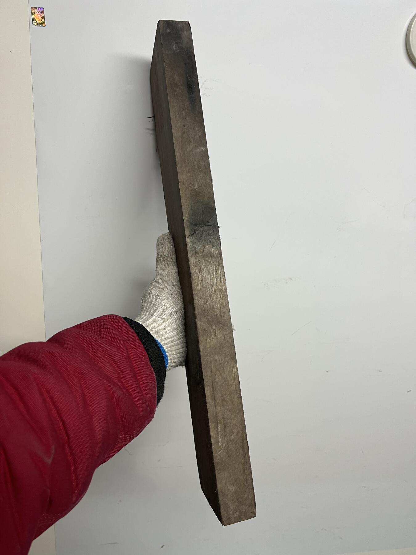 零元拍：NO.88-2 乌木金丝楠 可做镇尺 干泡台 切牌子，无需打磨就已经金光闪闪。满金丝药香，尺寸约：50.5/9.2/3.5厚CM。1.6公斤