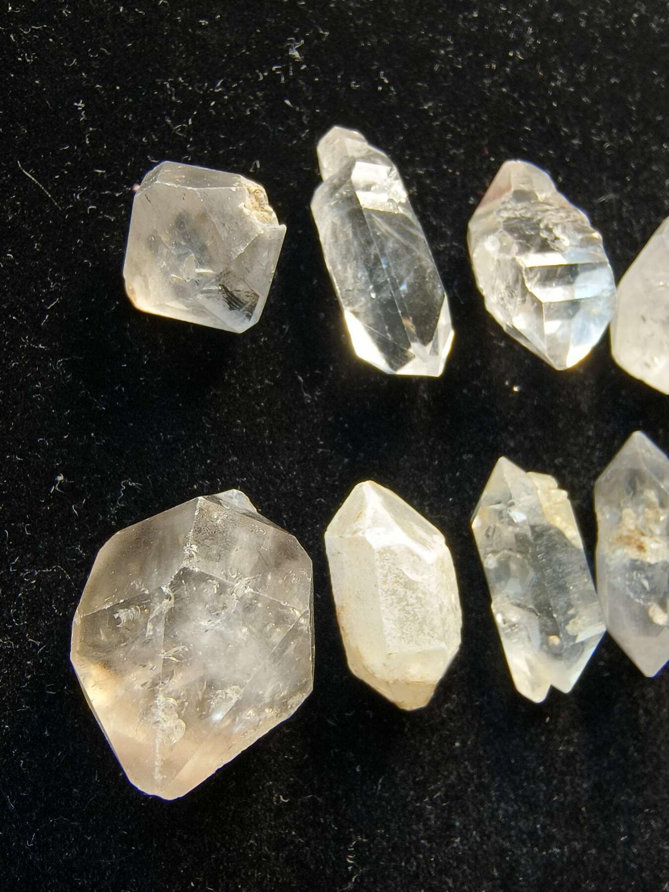 七河·世界币章矿标杂件每周小拍（总第35期）（本场周二结标） k615（5） 云贵闪灵水晶原石一组9件 50克