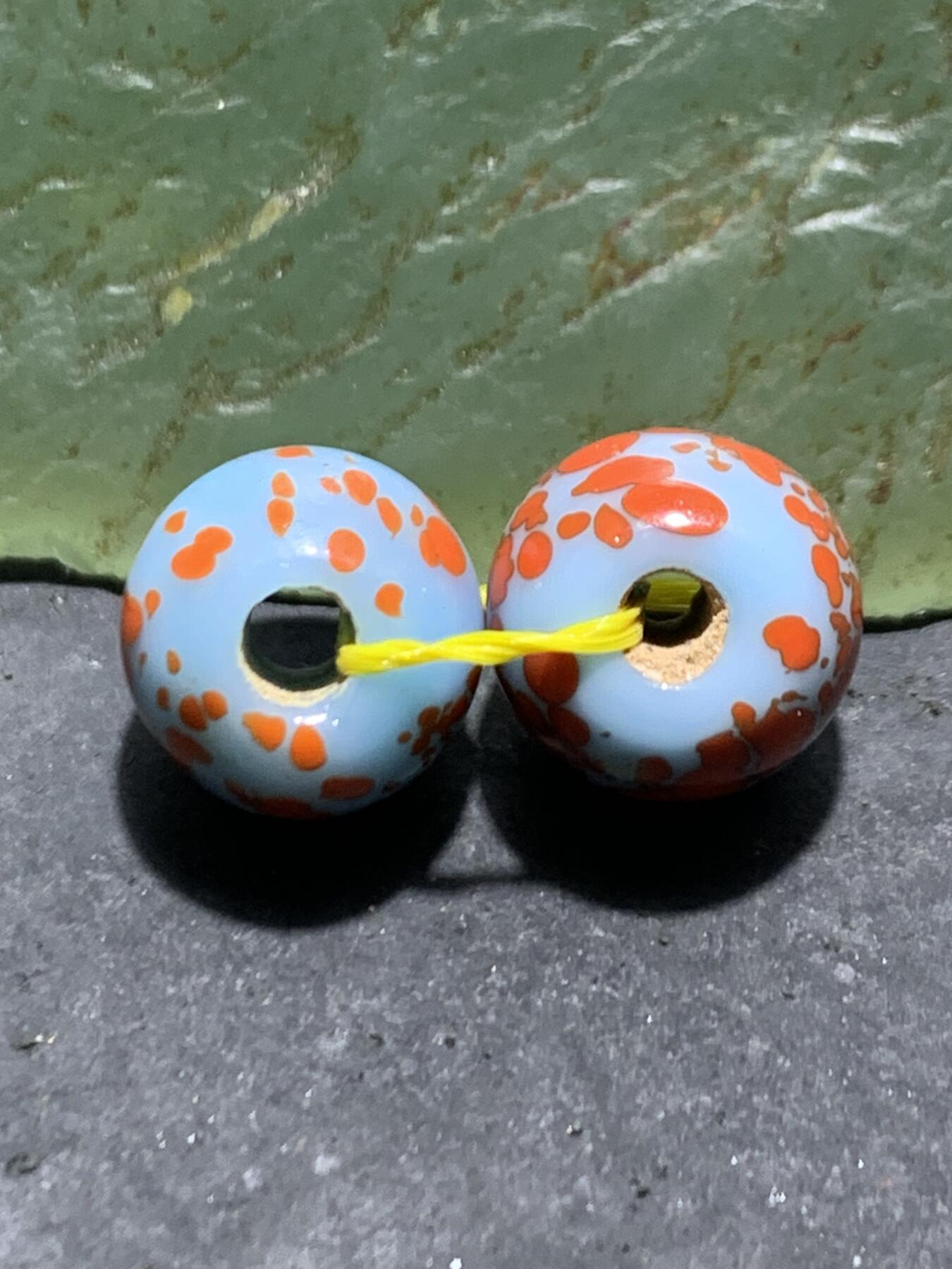 建国前后库存天蓝色蘸花工艺琉璃苹果珠一对，