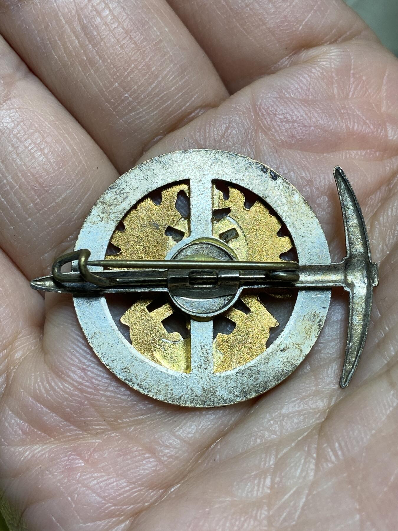 2026年第十五场(总第一百八十四场）外国好品散币场(免佣金) 奥地利🇦🇹蒂罗尔州登山/滑雪纪念章(蒂罗尔州徽，红鹰头戴王冠，象征自治与传统)